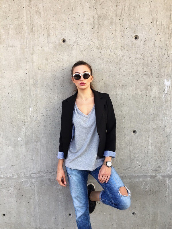 transition-your-summer-wardrobe-to-fall-woman-blazer-jeans