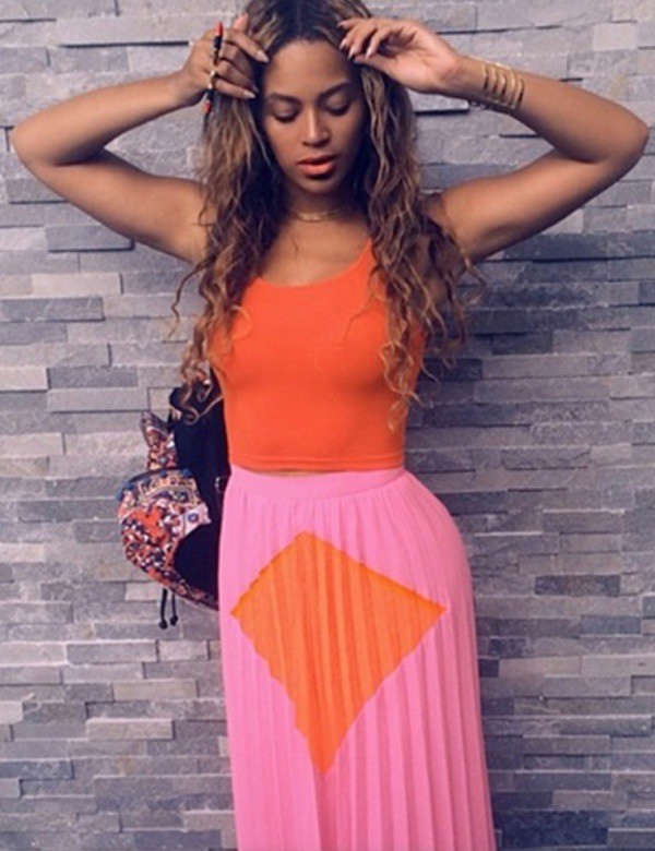 beyonce-wearing-orange-top-and-pink-orange-skirt-wearable-summer-2020-fashion-trends