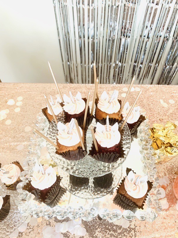 gold-silver-party-decoration-ideas-tall-gold-candles