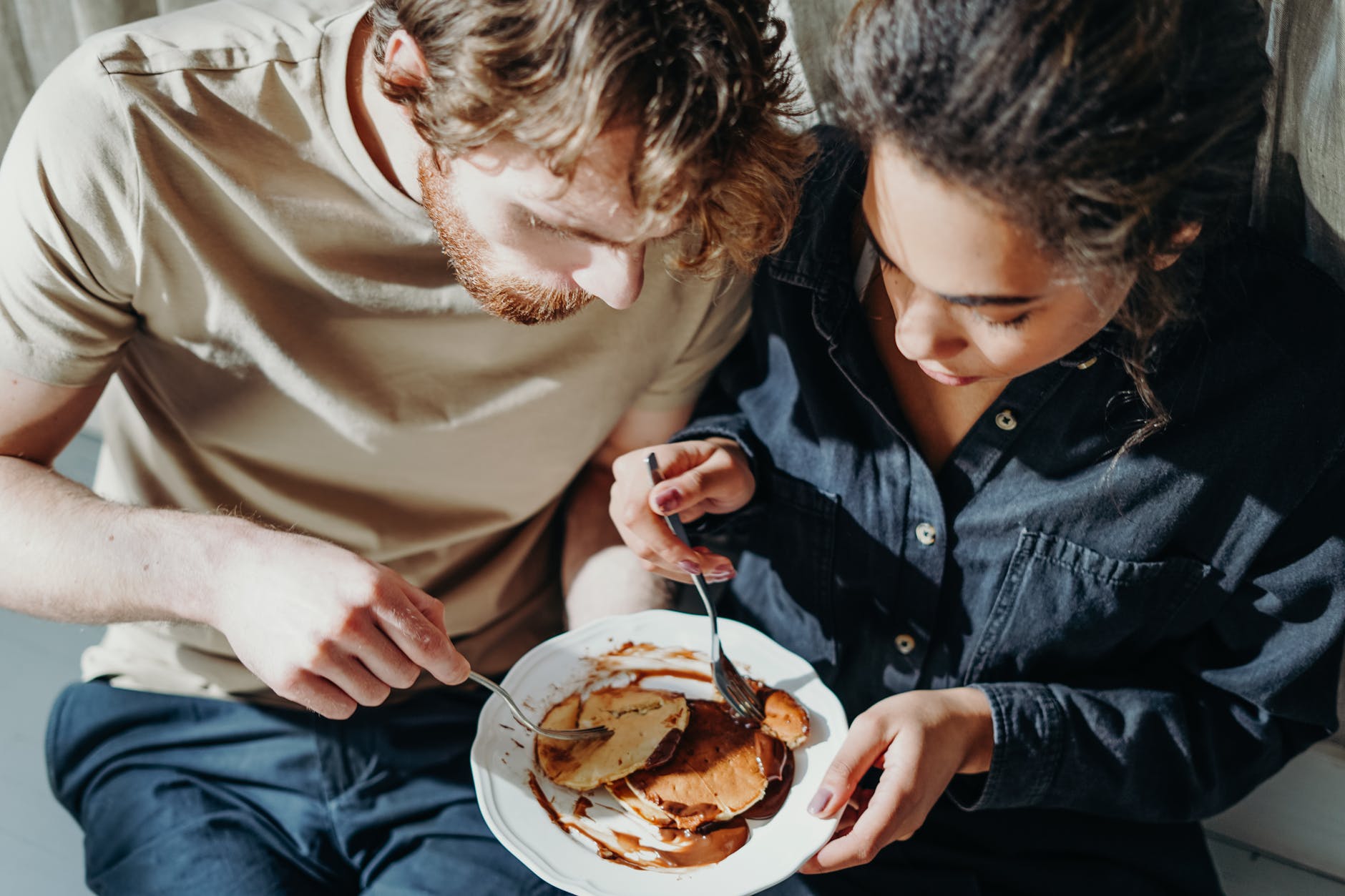 photo of couple eating pancakes